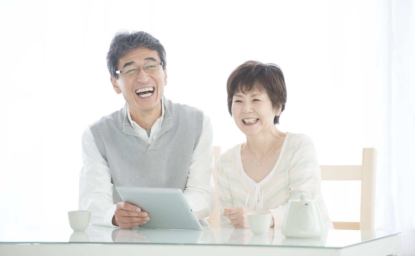 タブレットを見るご夫婦